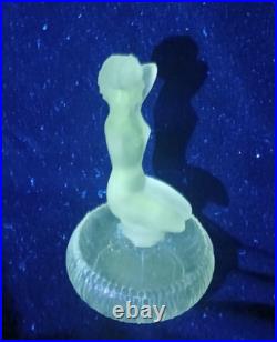 ATQ/VTG BTCIC PERFUME BOTTLE-GLASS NUDE STOPPER UV Reactive ATQ/VTG BTCIC PERFUME BOTTLE-GLASS NUDE STOPPER UV Reactive